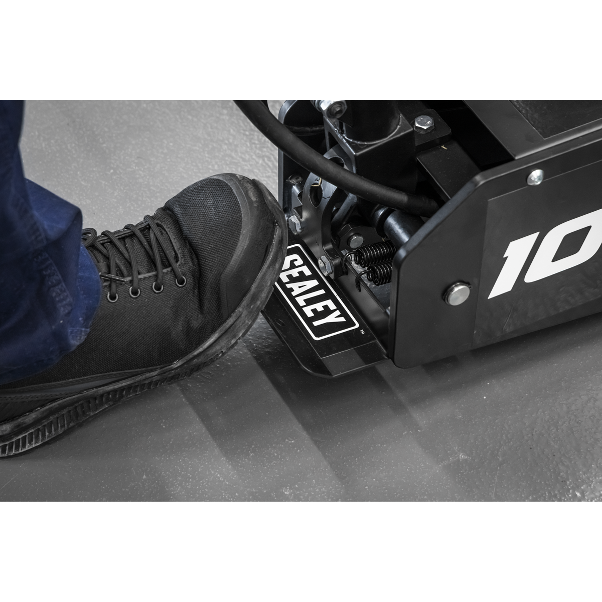 Professional Long Reach Air/Manual Operation Trolley Jack with Rocket Lift 10 Tonne 10001A