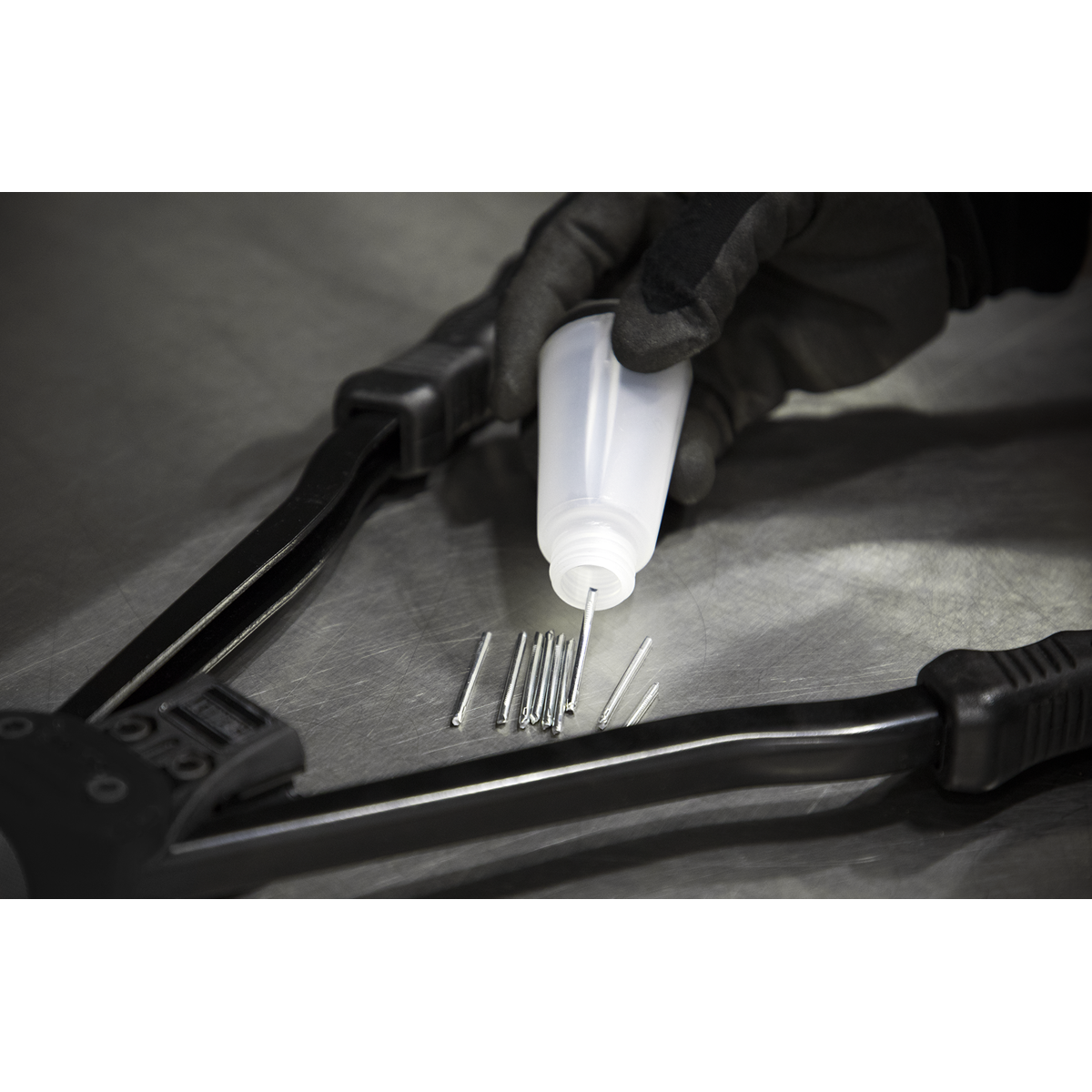 Medium-Arm Riveter with Collection Bowl AK3983