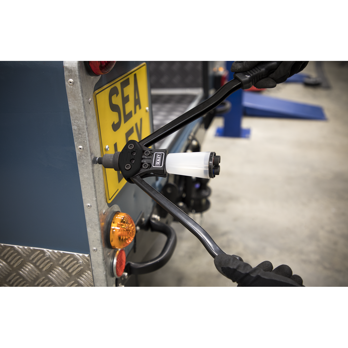 Medium-Arm Riveter with Collection Bowl AK3983