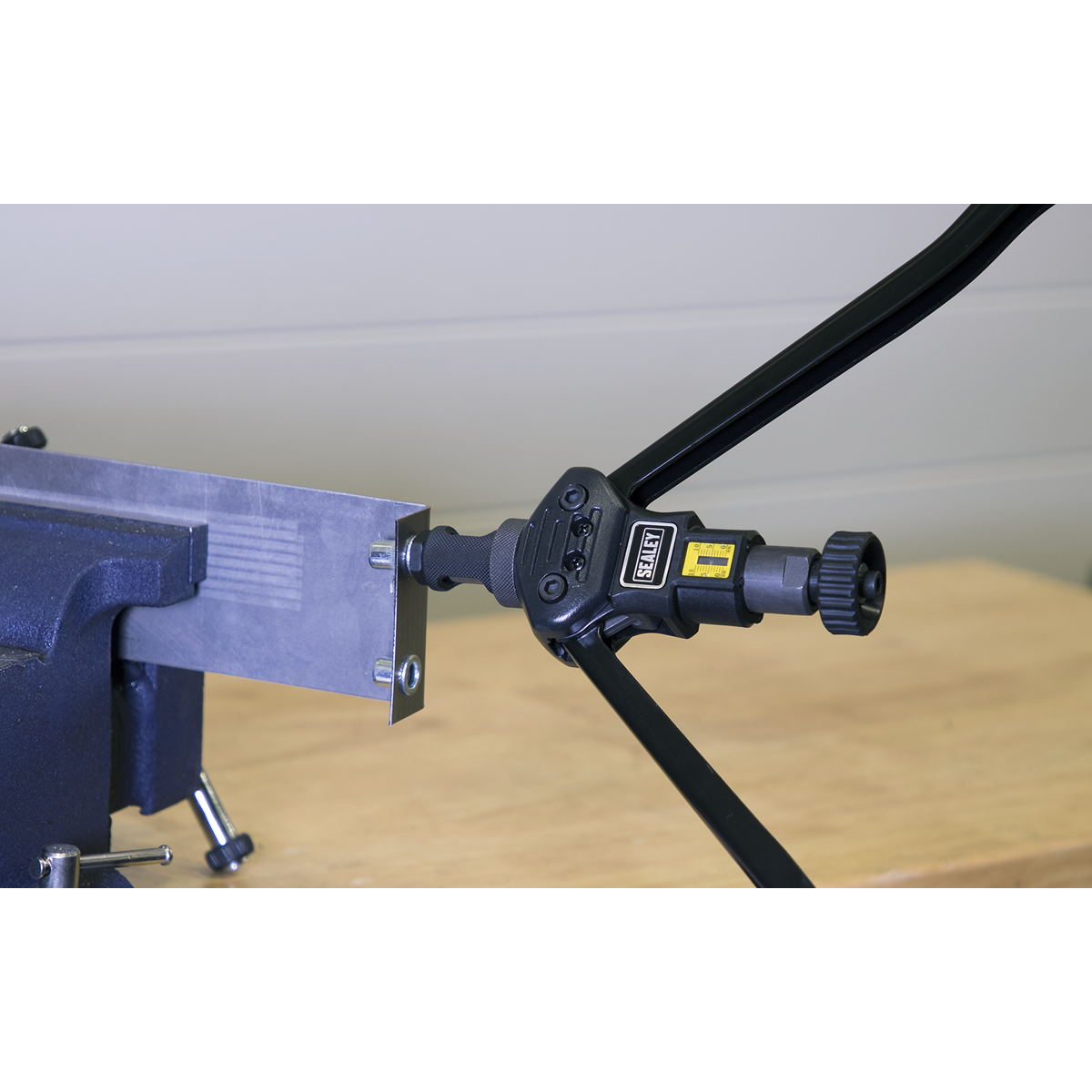 Long-Arm Threaded Nut Riveter AK3985