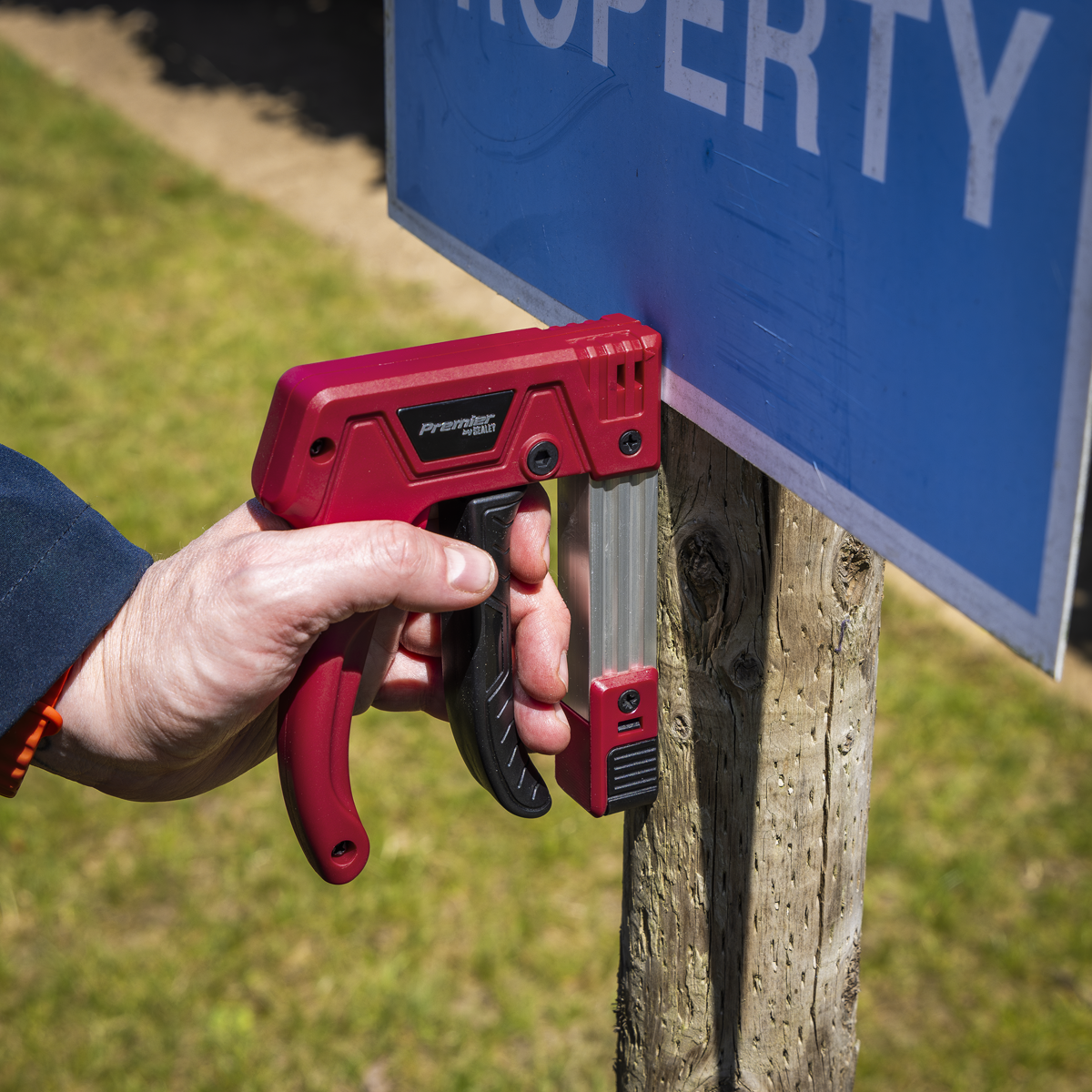 Heavy-Duty Staple & Brad Nail Gun AK7067