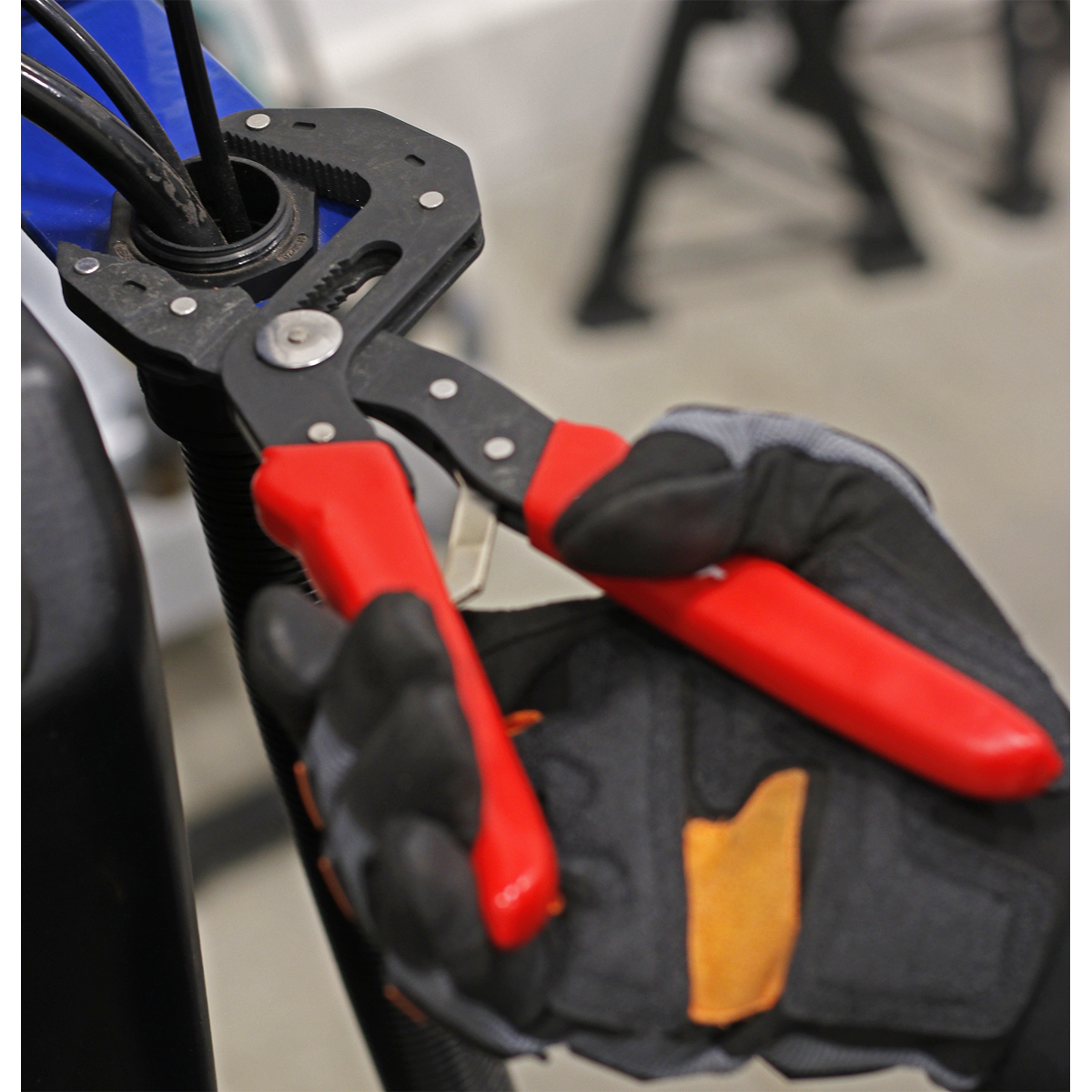 Self-Adjusting Multi-Grip Pliers 175mm AK8535