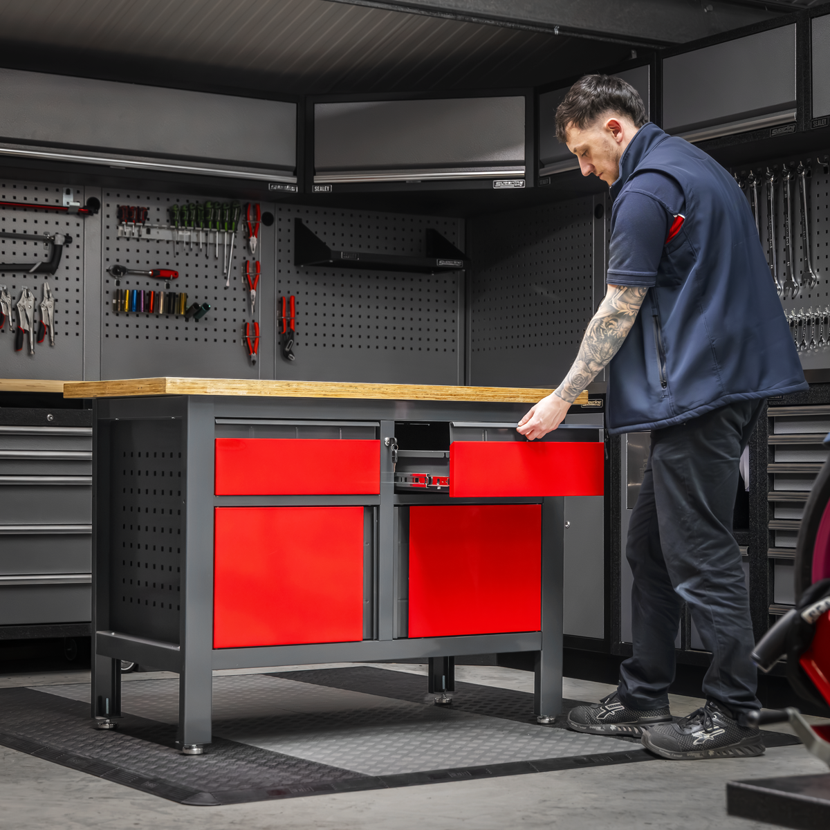 Workbench with 2 Drawers & 2 Cupboards AP1372A