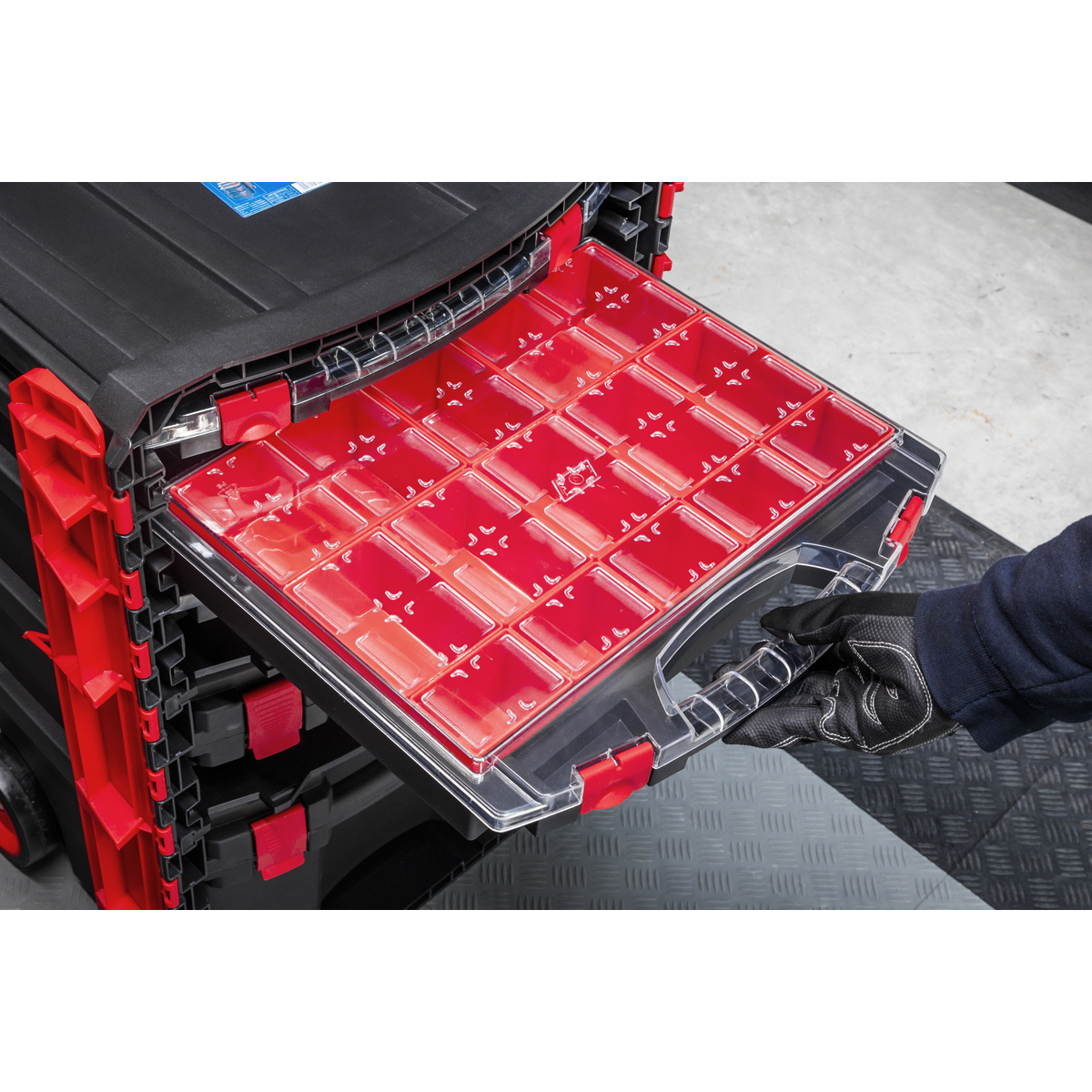 Professional Mobile Toolbox with 5 Removable Storage Cases AP860