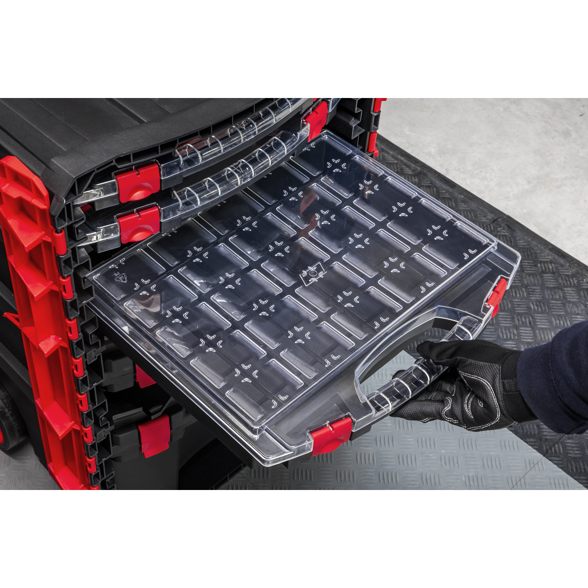 Professional Mobile Toolbox with 5 Removable Storage Cases AP860