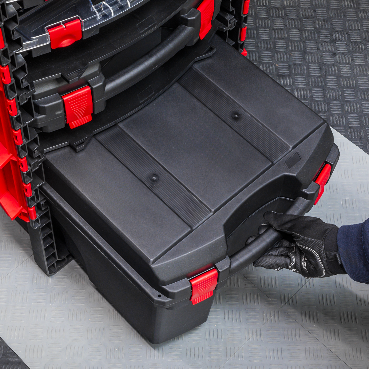 Professional Mobile Toolbox with 5 Removable Storage Cases AP860