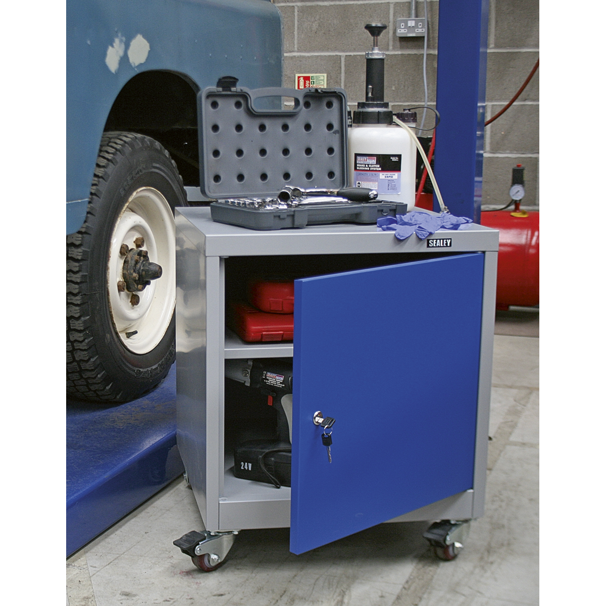 Mobile Industrial Cabinet with 1 Shelf API5659