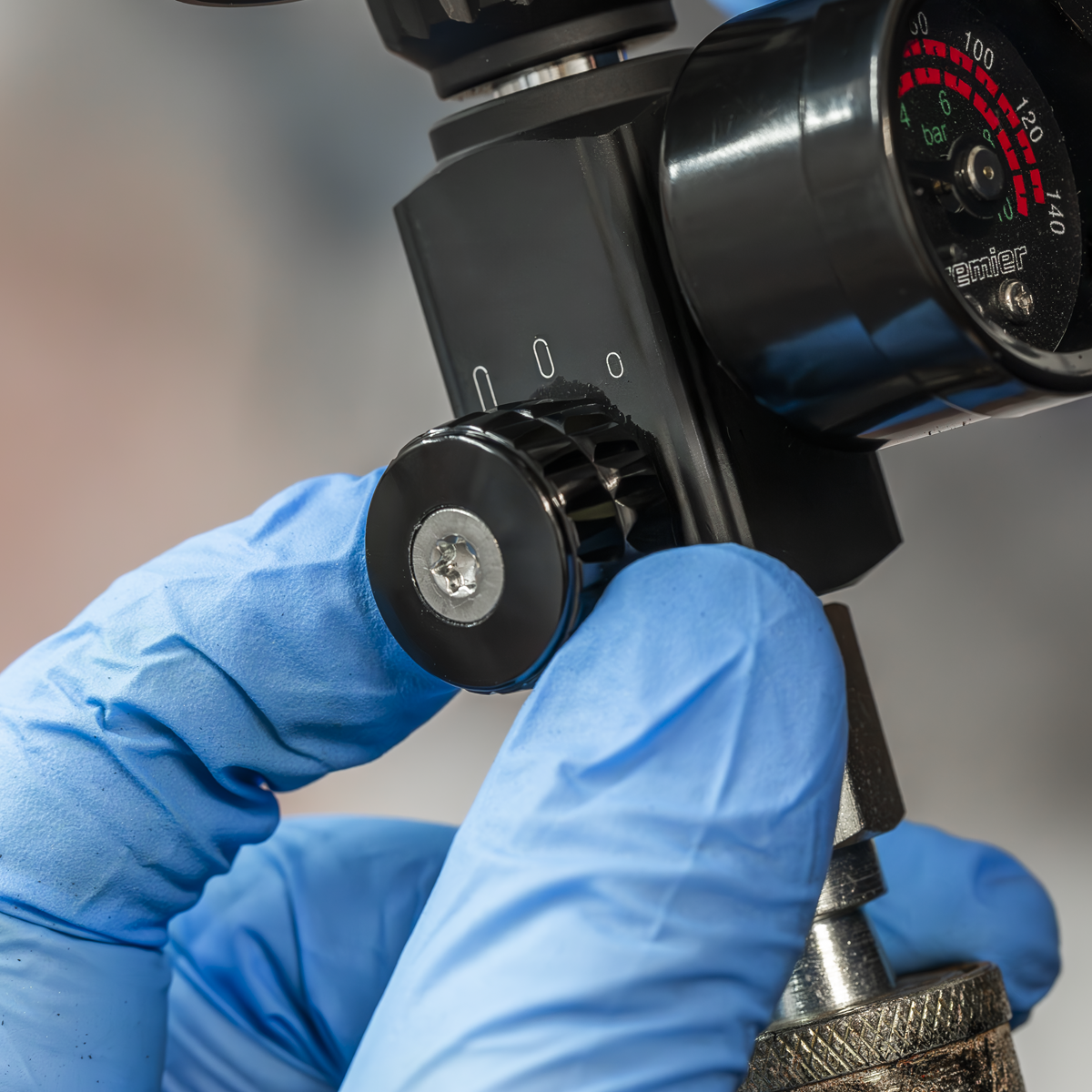 On-Gun Air Pressure Regulator/Gauge with Glass Lens AR02