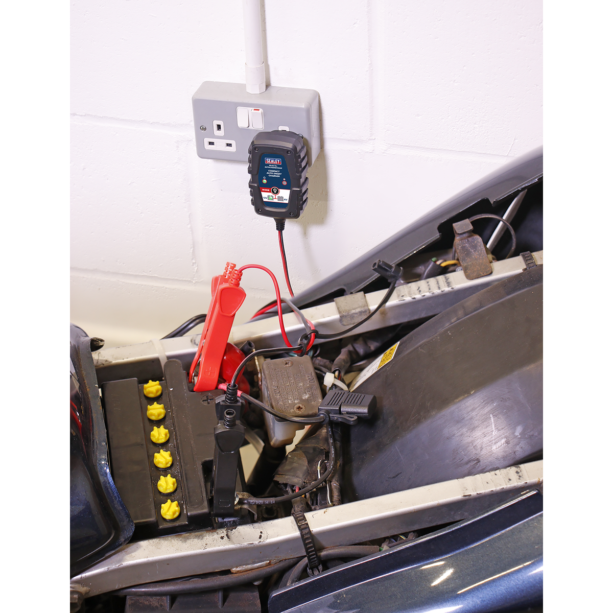 6/12V Compact Smart Trickle Charger & Maintainer 1A AUTOCHARGE100HF