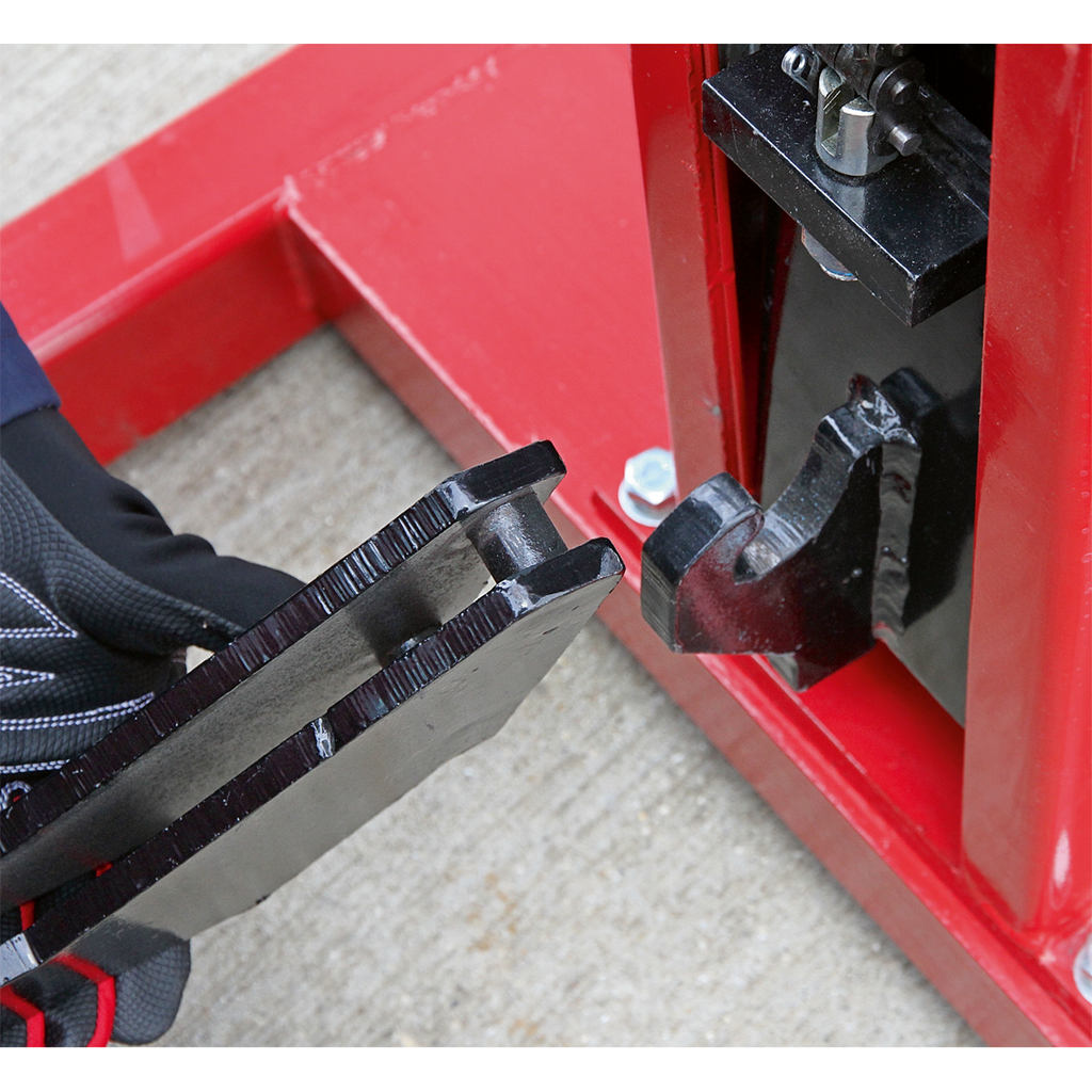 Air/Hydraulic Vehicle Lift with Foot Pedal 1.5 Tonne AVR1500FP
