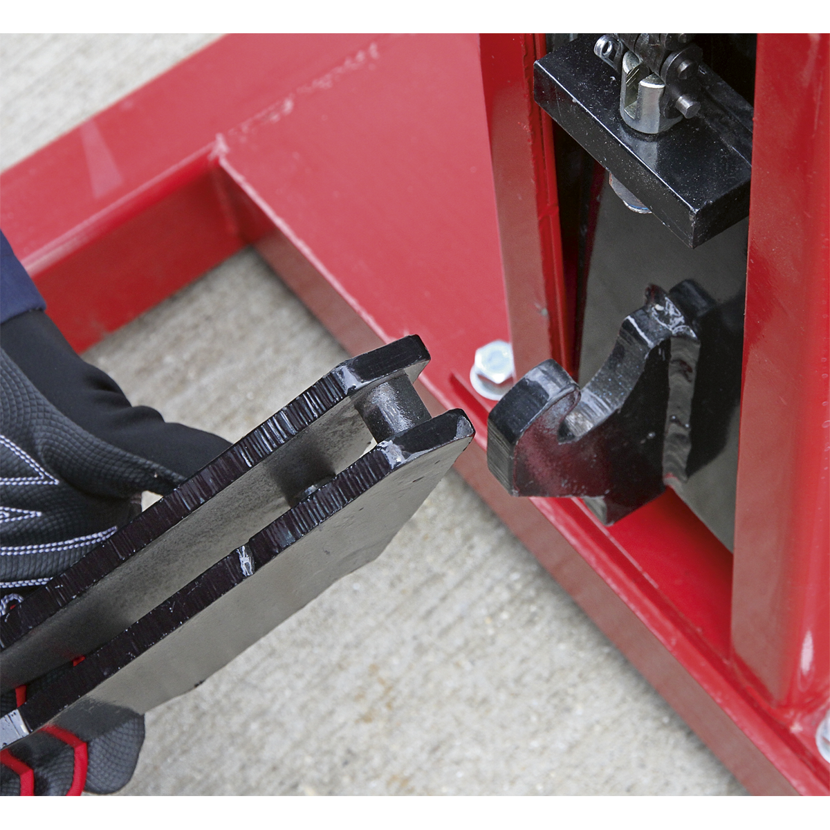 Air/Hydraulic Vehicle Lift with Foot Pedal 1.5 Tonne AVR1500FP