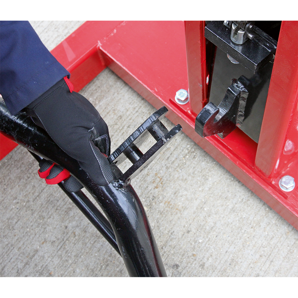 Air/Hydraulic Vehicle Lift with Foot Pedal 1.5 Tonne AVR1500FP