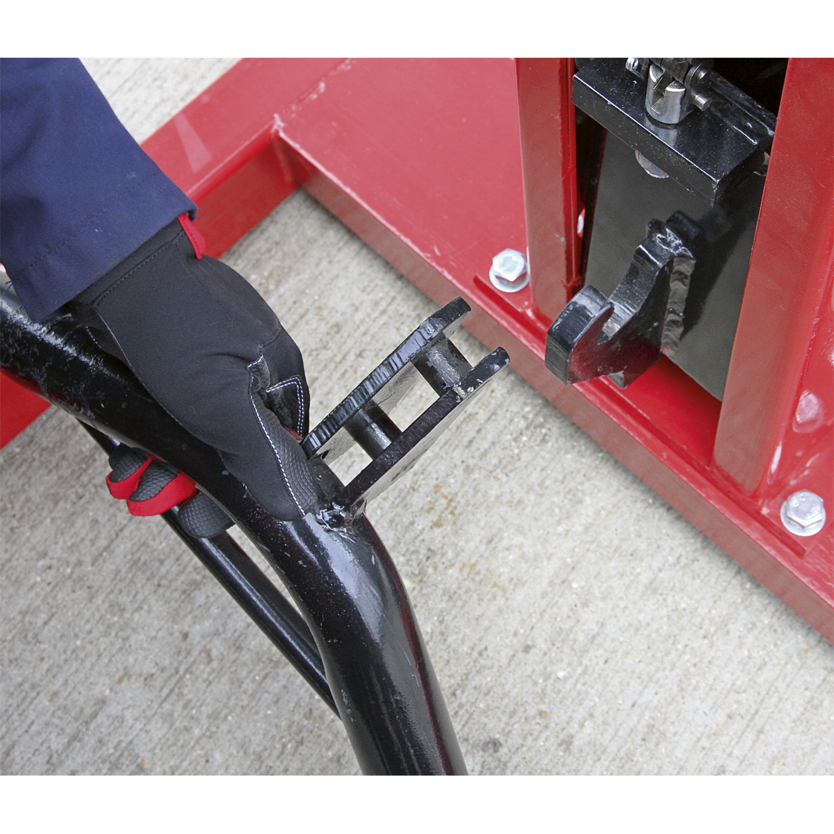Air/Hydraulic Vehicle Lift with Foot Pedal 1.5 Tonne AVR1500FP