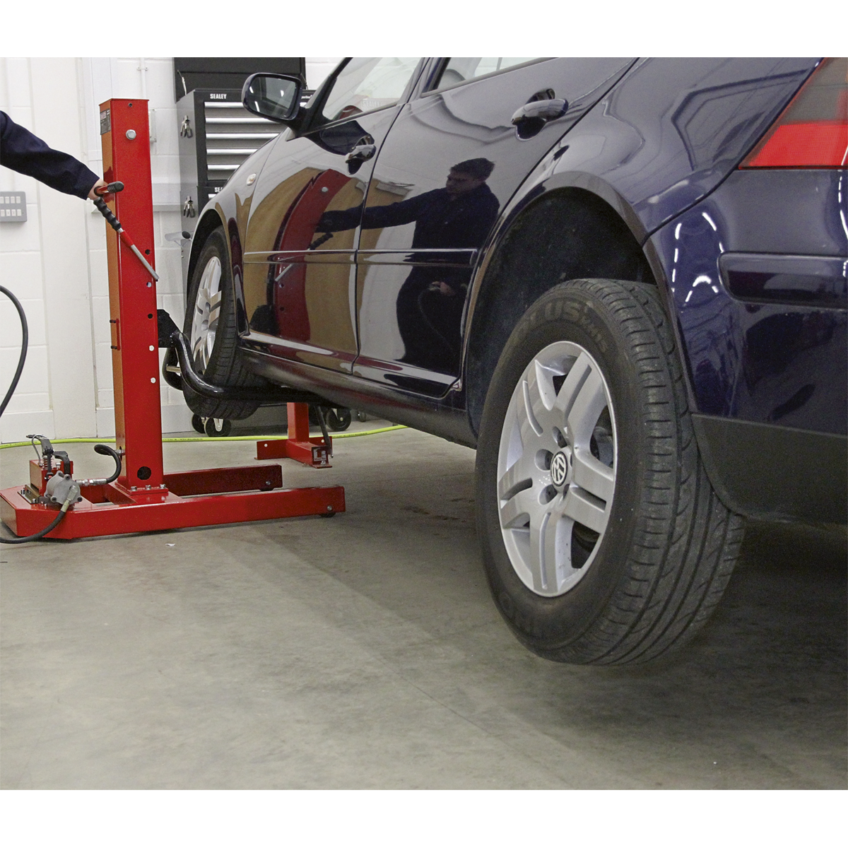 Air/Hydraulic Vehicle Lift with Foot Pedal 1.5 Tonne AVR1500FP