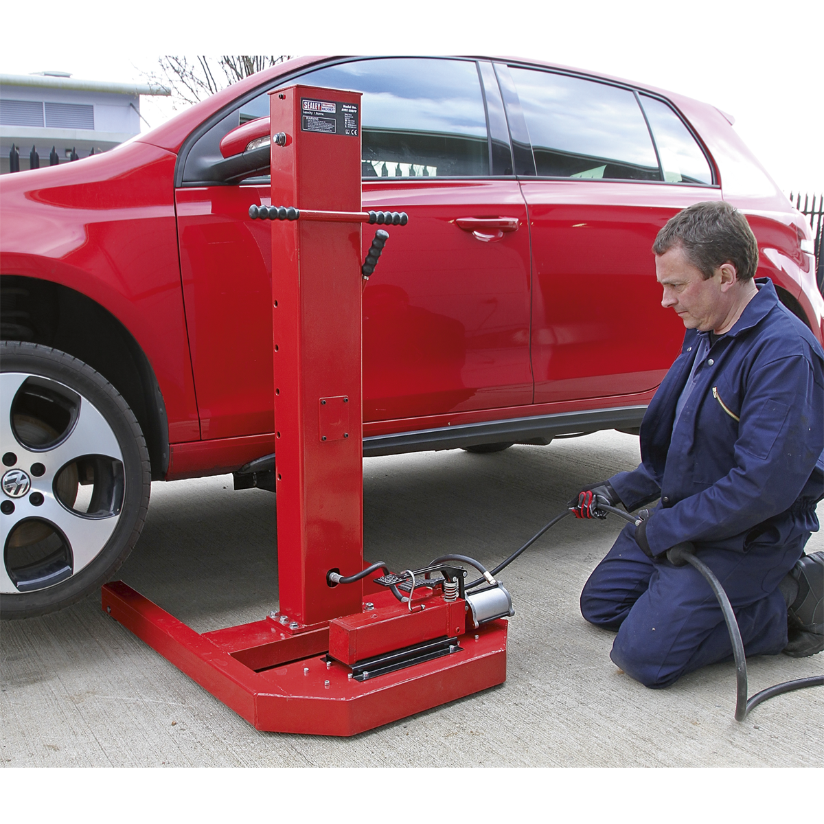 Air/Hydraulic Vehicle Lift with Foot Pedal 1.5 Tonne AVR1500FP