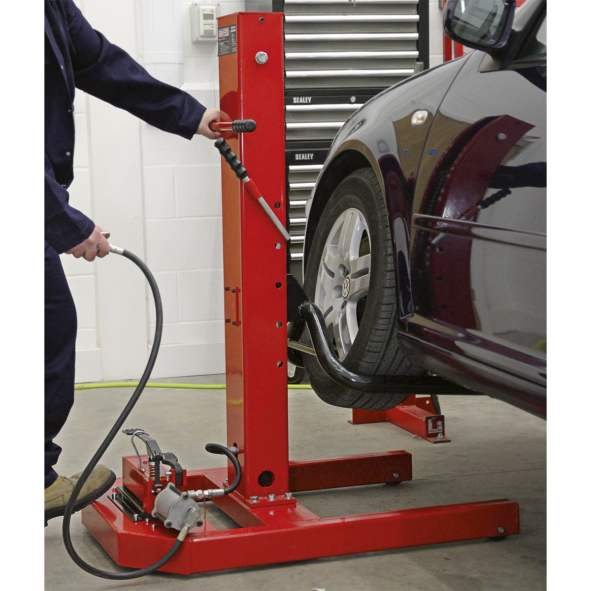 Air/Hydraulic Vehicle Lift with Foot Pedal 1.5 Tonne AVR1500FP
