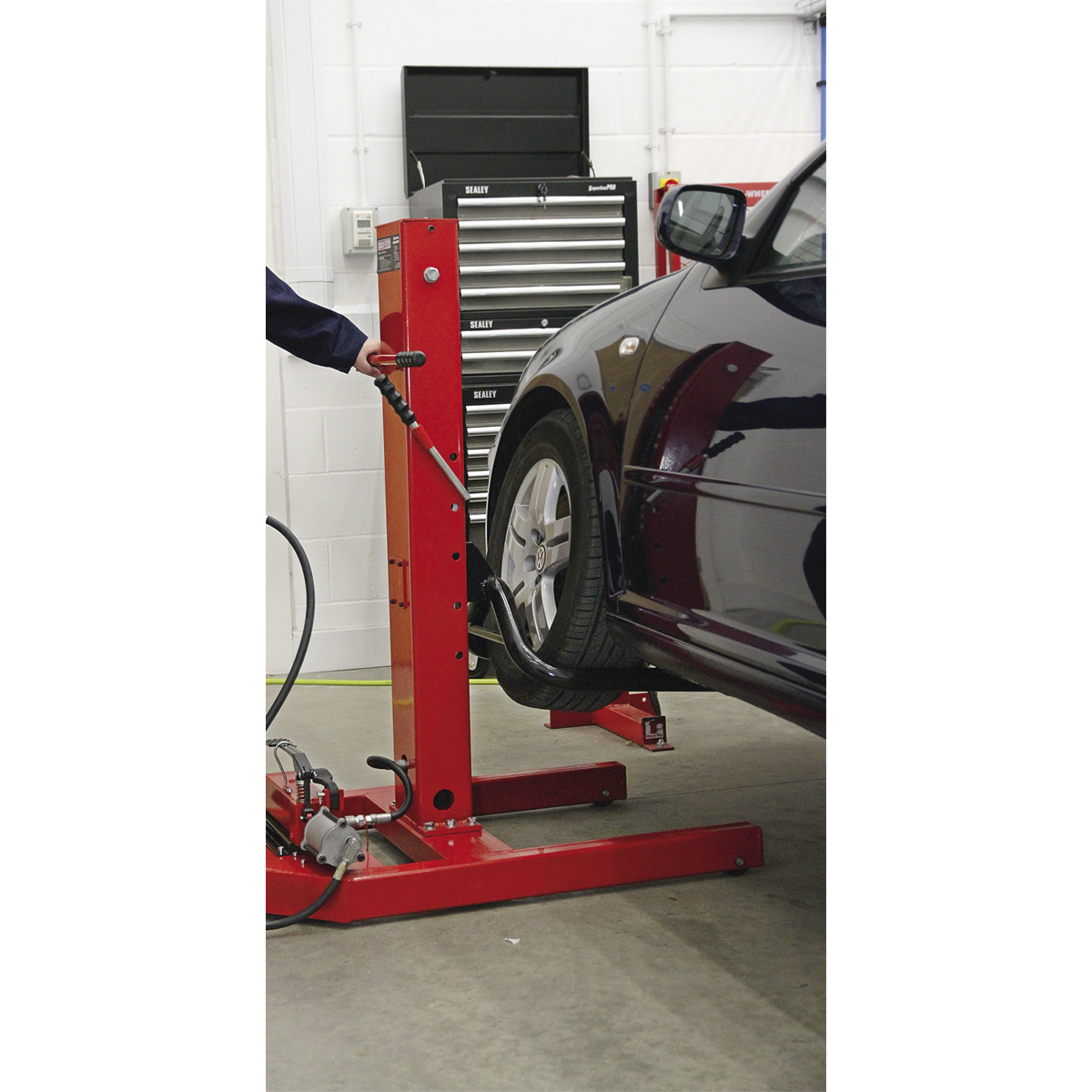 Air/Hydraulic Vehicle Lift with Foot Pedal 1.5 Tonne AVR1500FP