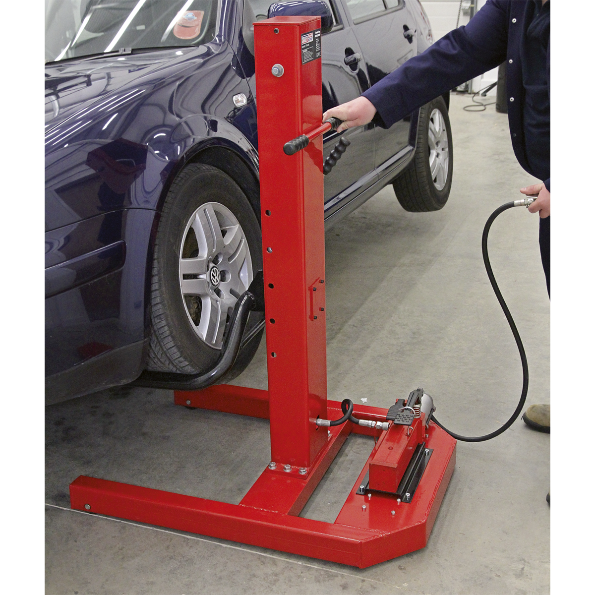 Air/Hydraulic Vehicle Lift with Foot Pedal 1.5 Tonne AVR1500FP