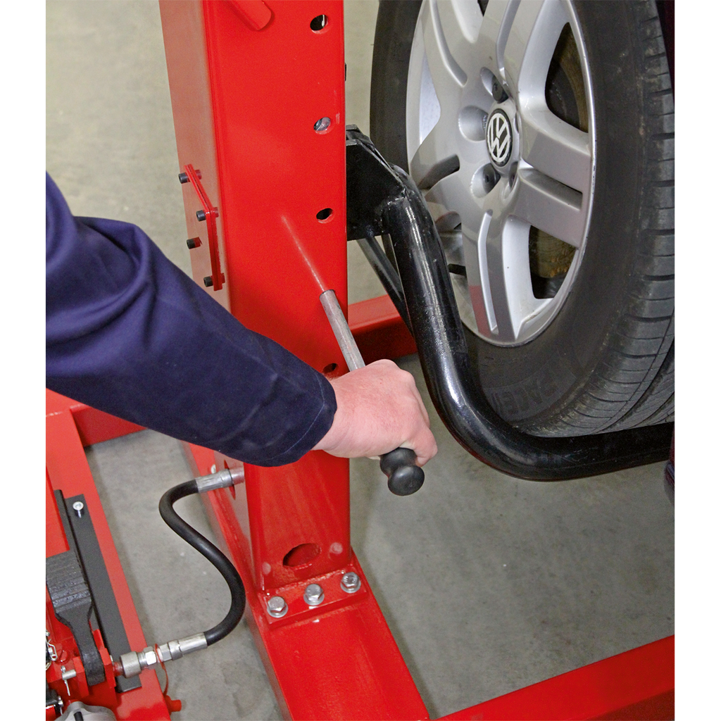 Air/Hydraulic Vehicle Lift with Foot Pedal 1.5 Tonne AVR1500FP