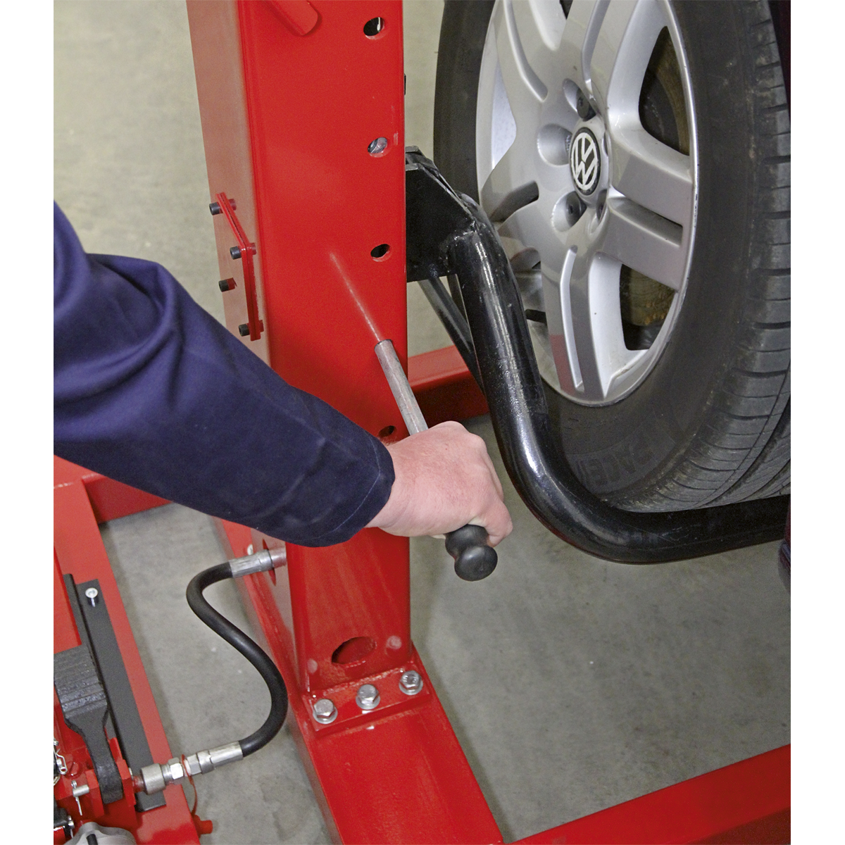 Air/Hydraulic Vehicle Lift with Foot Pedal 1.5 Tonne AVR1500FP