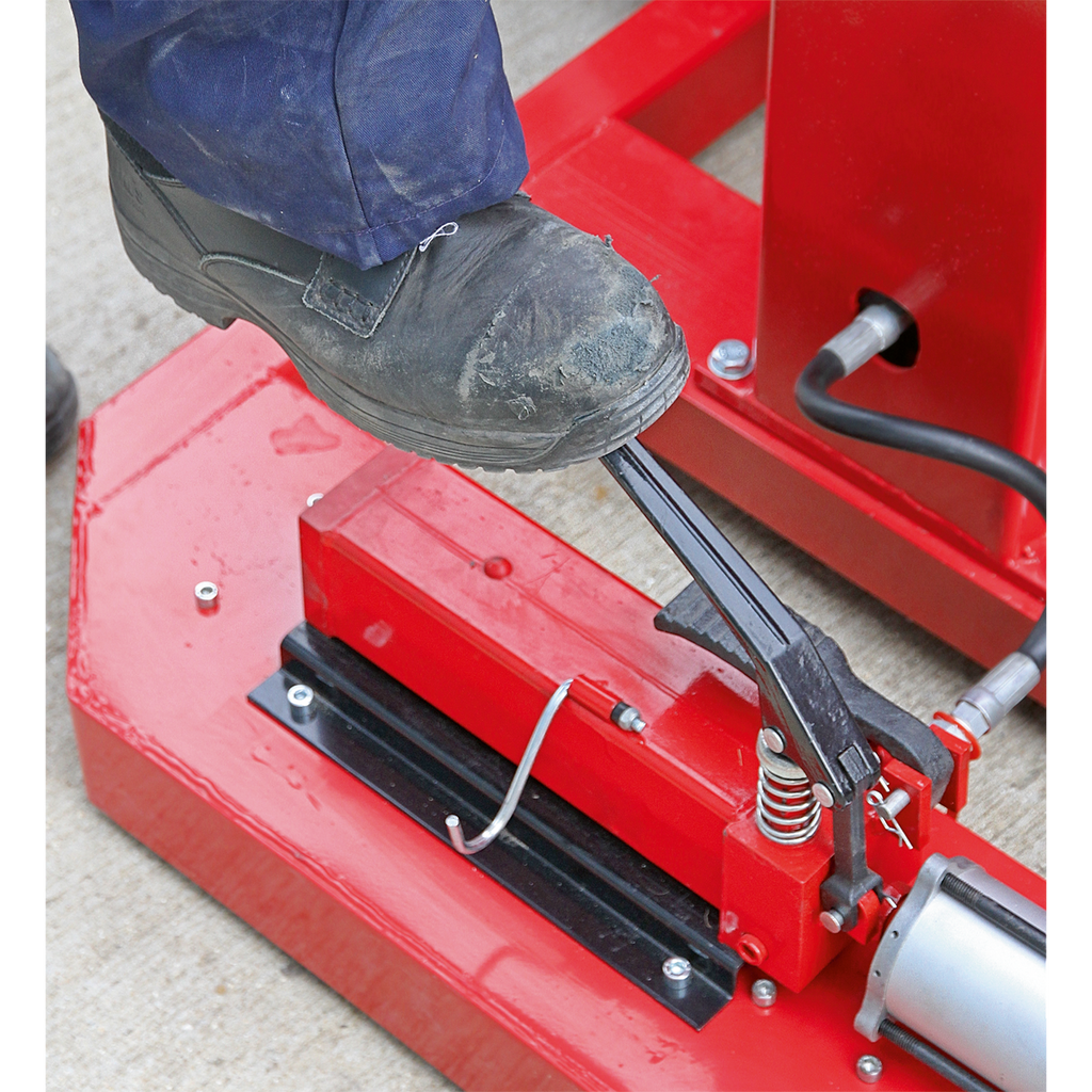 Air/Hydraulic Vehicle Lift with Foot Pedal 1.5 Tonne AVR1500FP