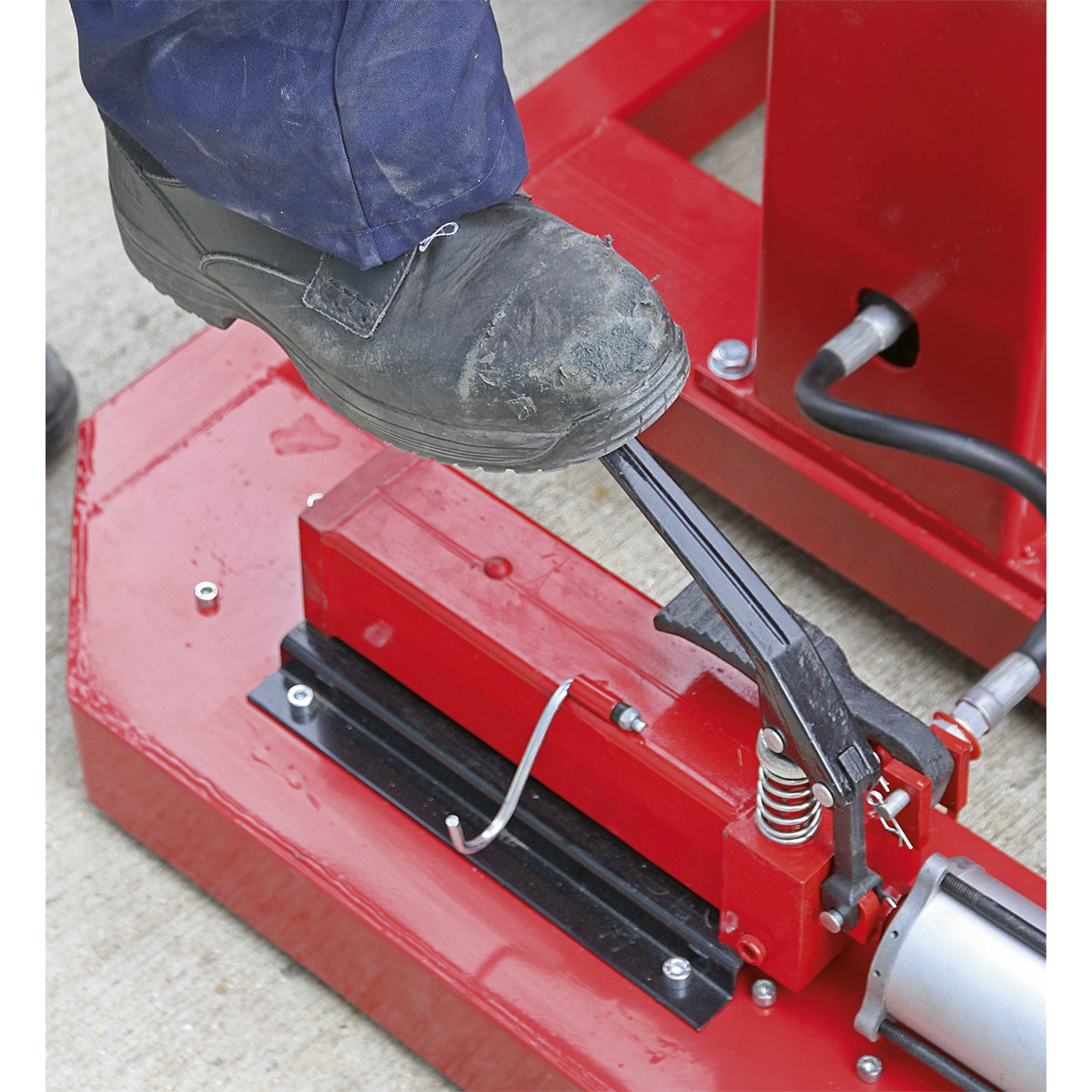 Air/Hydraulic Vehicle Lift with Foot Pedal 1.5 Tonne AVR1500FP