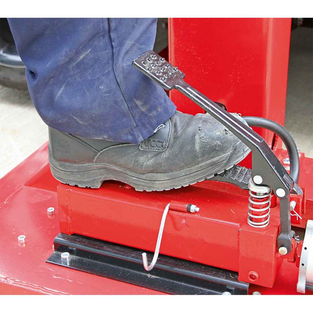 Air/Hydraulic Vehicle Lift with Foot Pedal 1.5 Tonne AVR1500FP