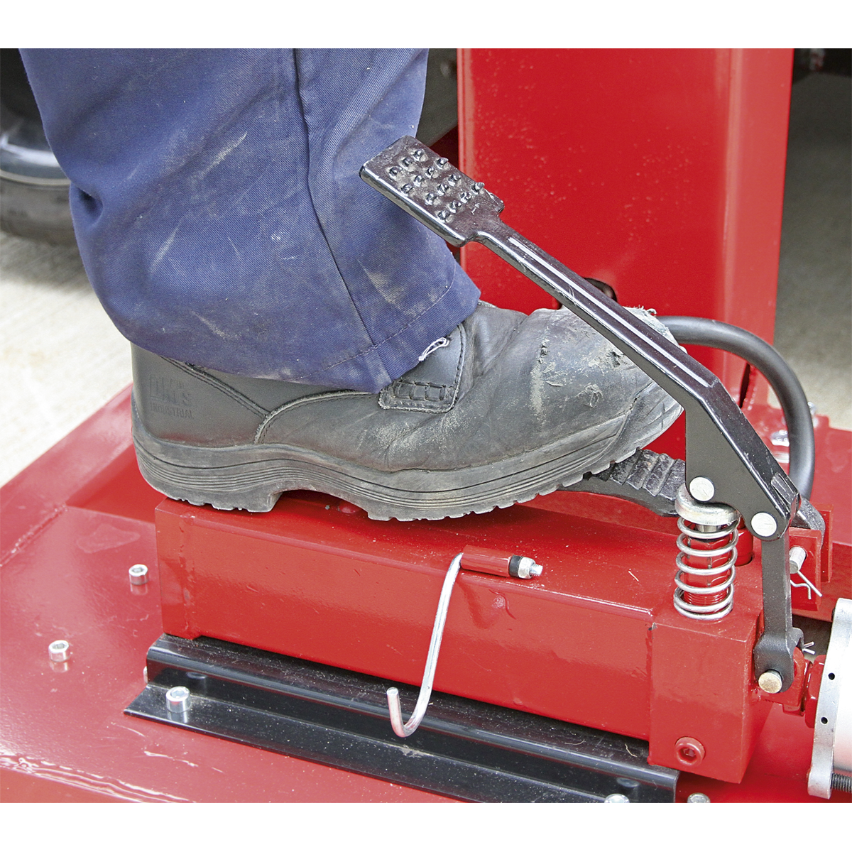 Air/Hydraulic Vehicle Lift with Foot Pedal 1.5 Tonne AVR1500FP