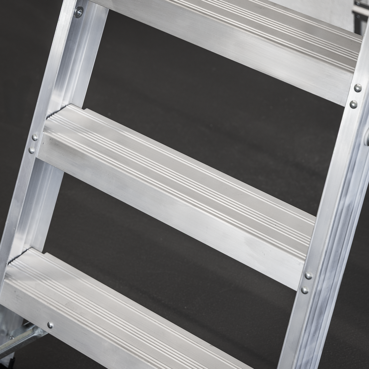 Industrial Step Ladder 12-Tread Aluminium - BS EN 131 AXL12