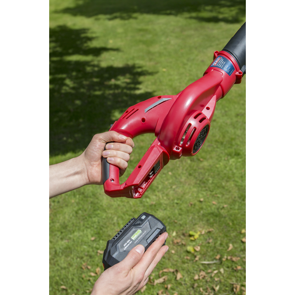 SV20 Series Cordless Leaf Blower with 20V 4Ah Battery & Charger CB20VCOMBO4