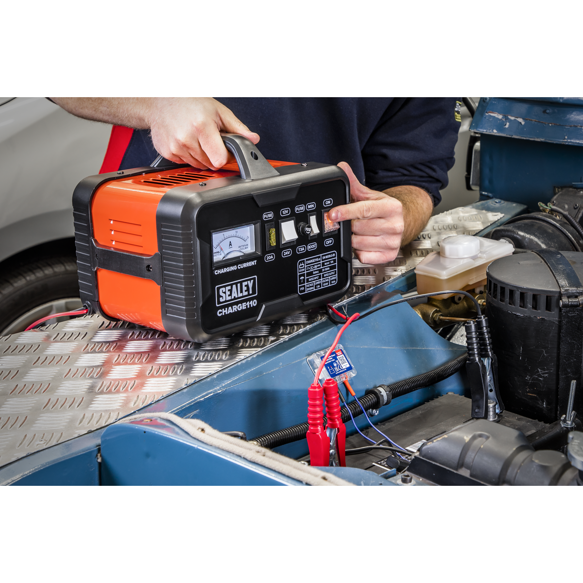 12/24V Battery Charger 14A 230V CHARGE110