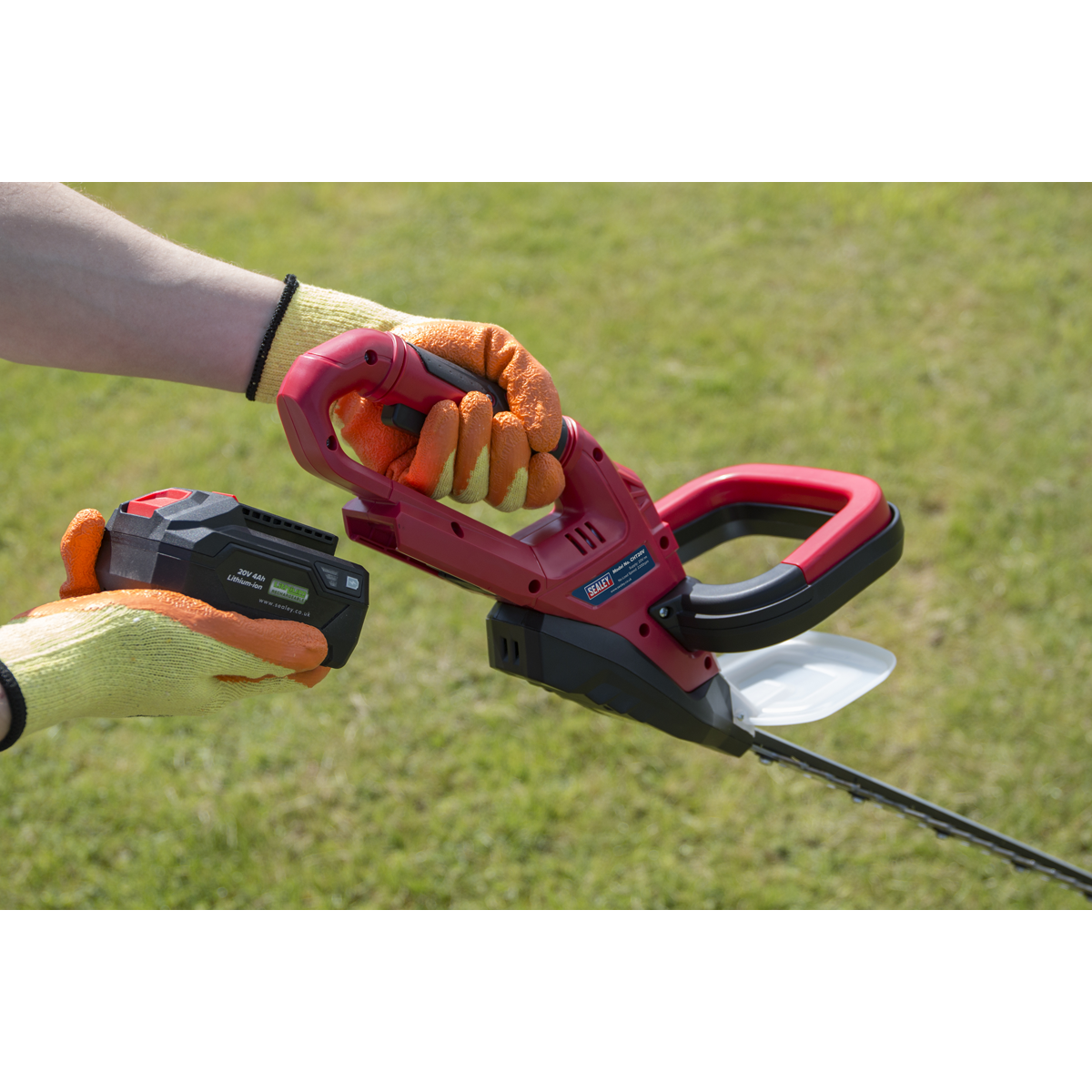 SV20 Series Cordless Hedge Trimmer 20V 4Ah with Battery & Charger CHT20VCOMBO4