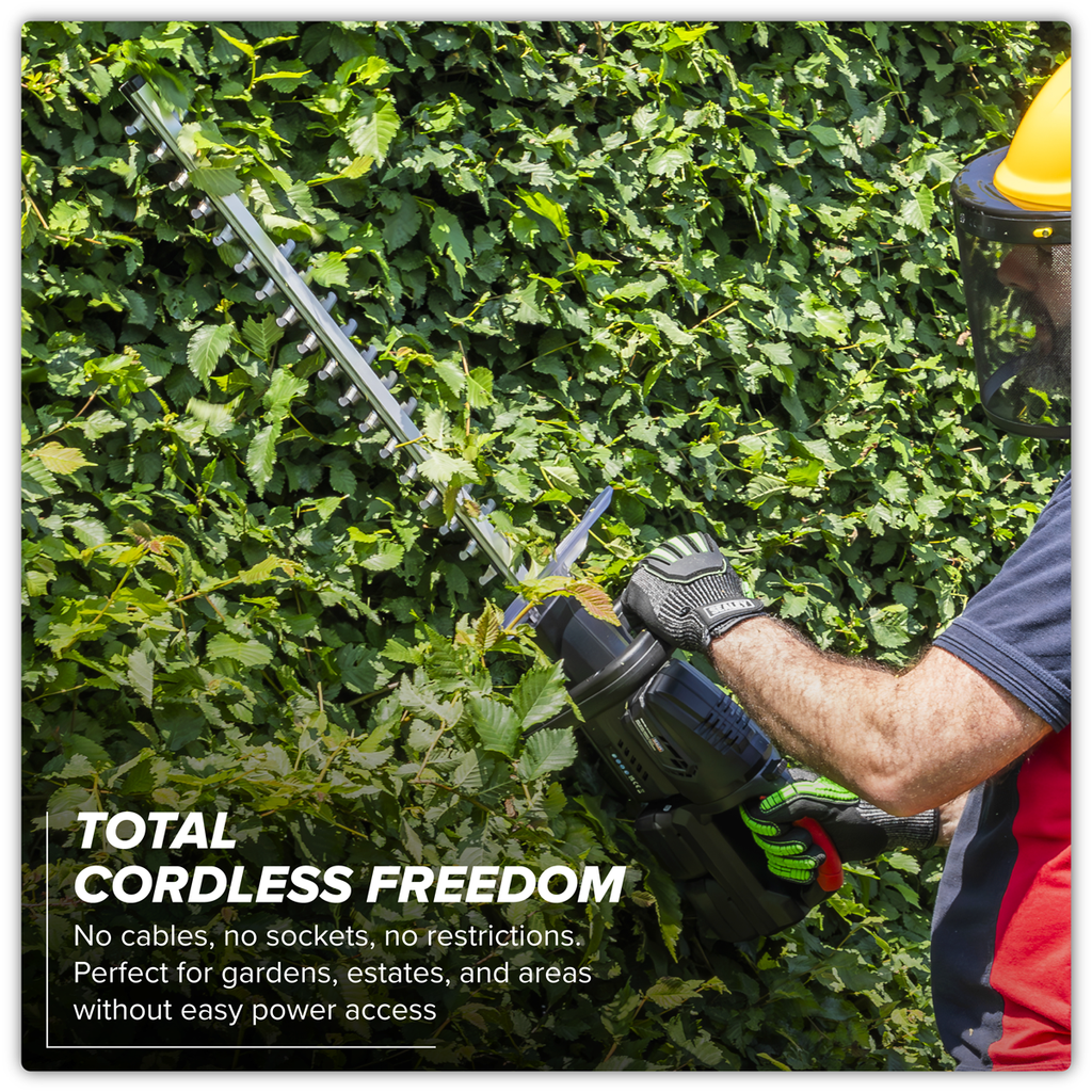 SV20 Series 52cm Cordless Hedge Trimmer Kit 40V 4Ah - 2 Batteries CP40VHTKIT