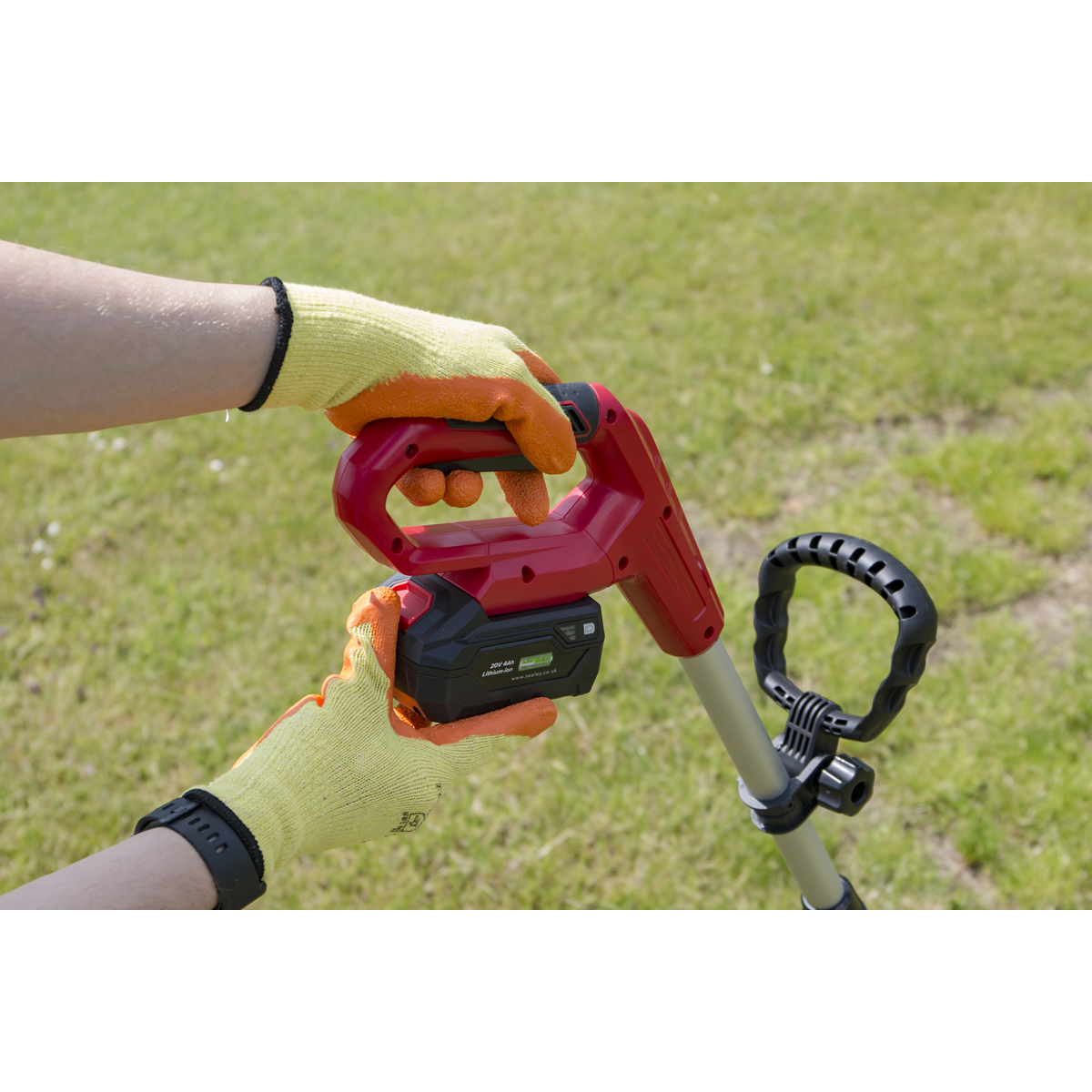 SV20 Series Cordless Trimmer 20V with 4Ah Battery & Charger CS20VCOMBO4