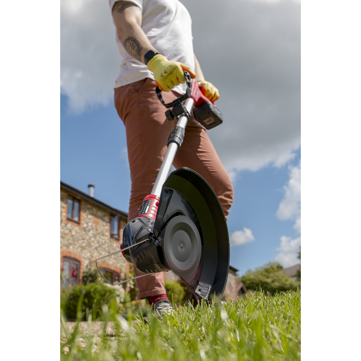 SV20 Series Cordless Grass Trimmer Kit 20V with 2Ah Battery & Charger CS20VCOMBO2