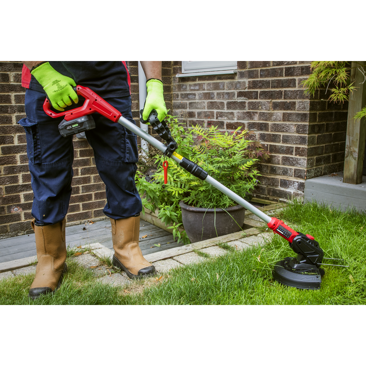 SV20 Series Cordless Trimmer 20V with 4Ah Battery & Charger CS20VCOMBO4