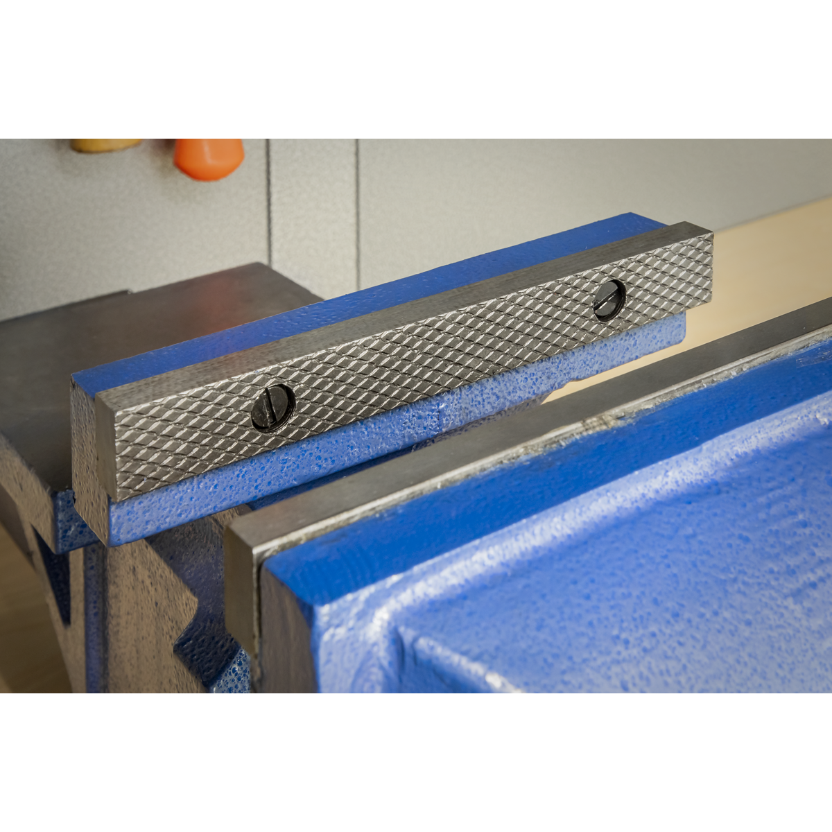 Professional Heavy-Duty Fixed Base Vice 200mm CV200XT