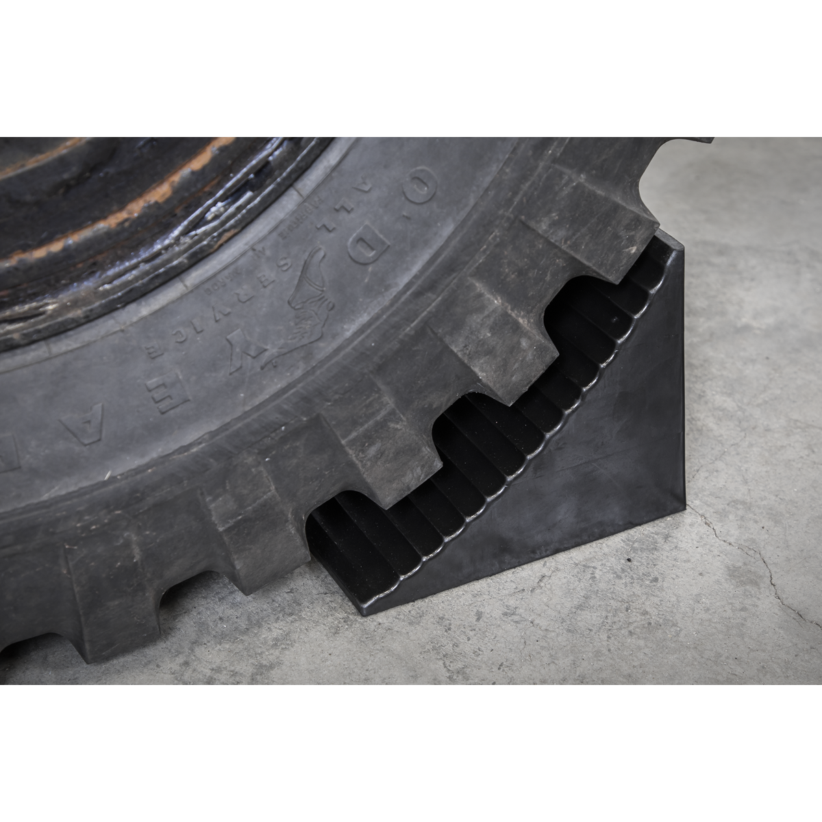 Heavy-Duty Rubber Wheel Chock - Single CWC01