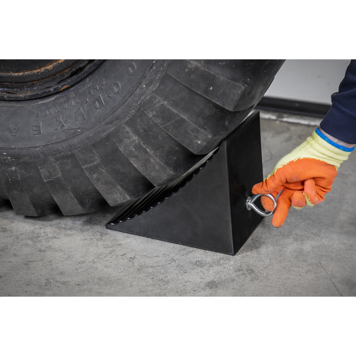 Heavy-Duty Rubber Wheel Chock - Single CWC01