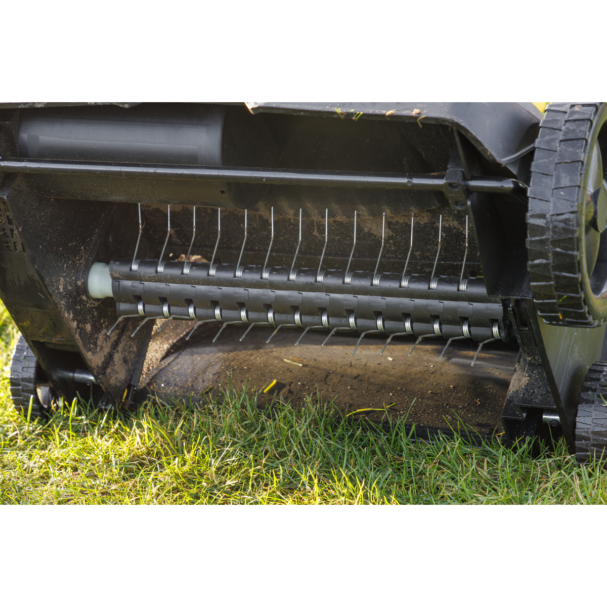 2-in-1 Electric Scarifier & Rake 1500W/230V DG216