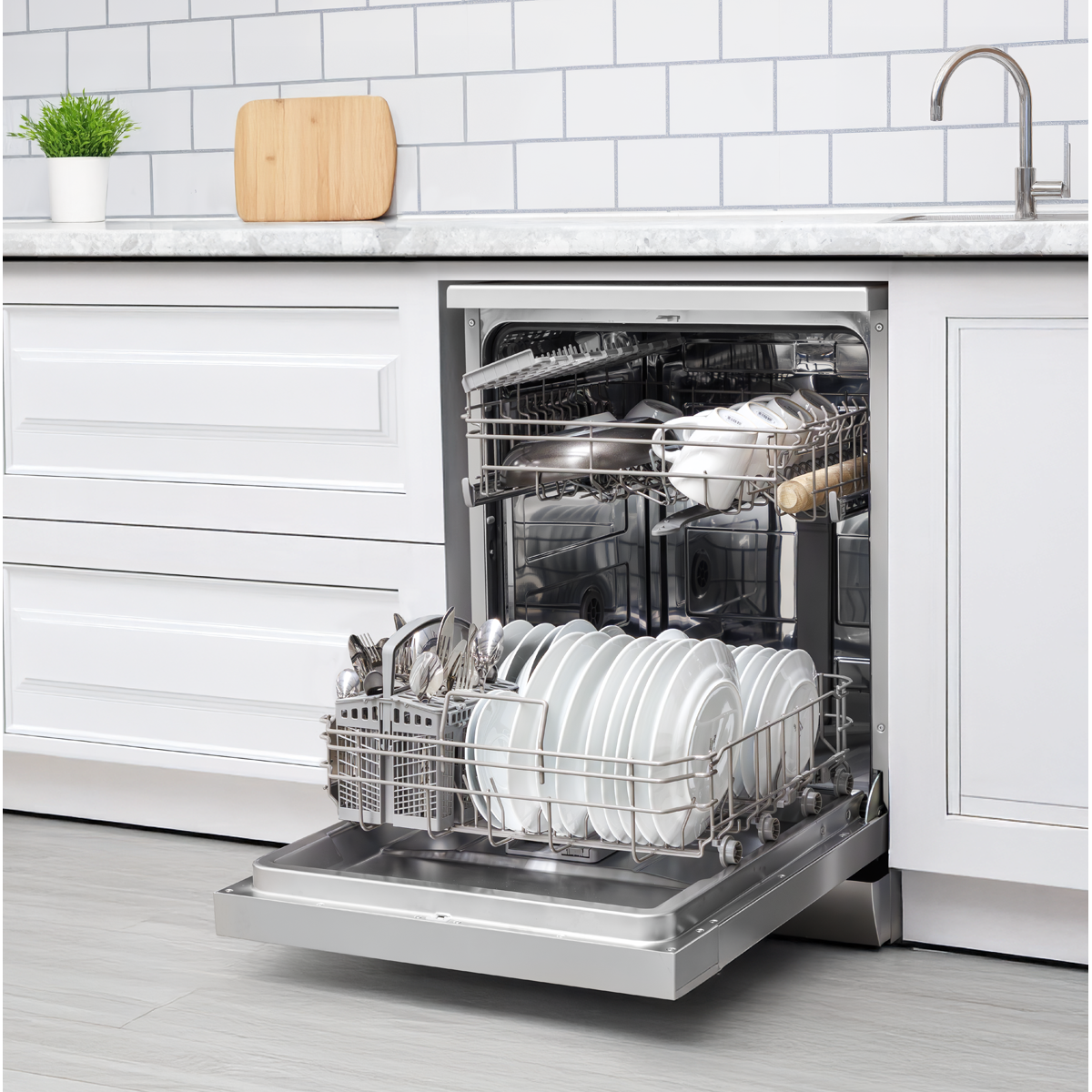 Regular Sized Freestanding Dishwasher 60cm Wide 13 Place Settings - Silver DH280