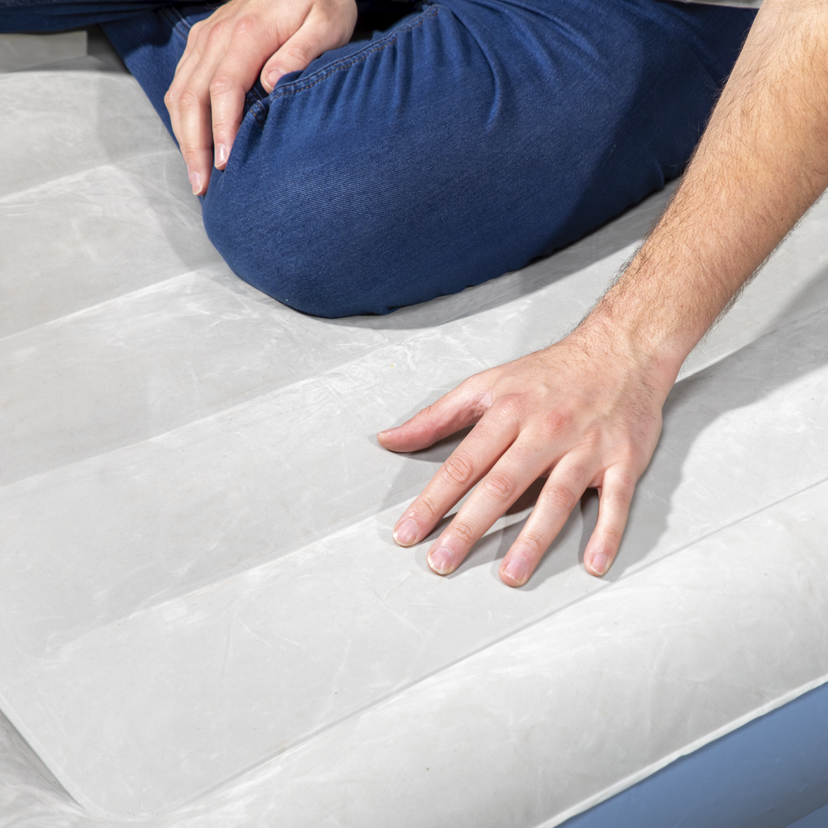 Raised Air Bed with Built-in Electric Pump & Storage Bag - Single DL146