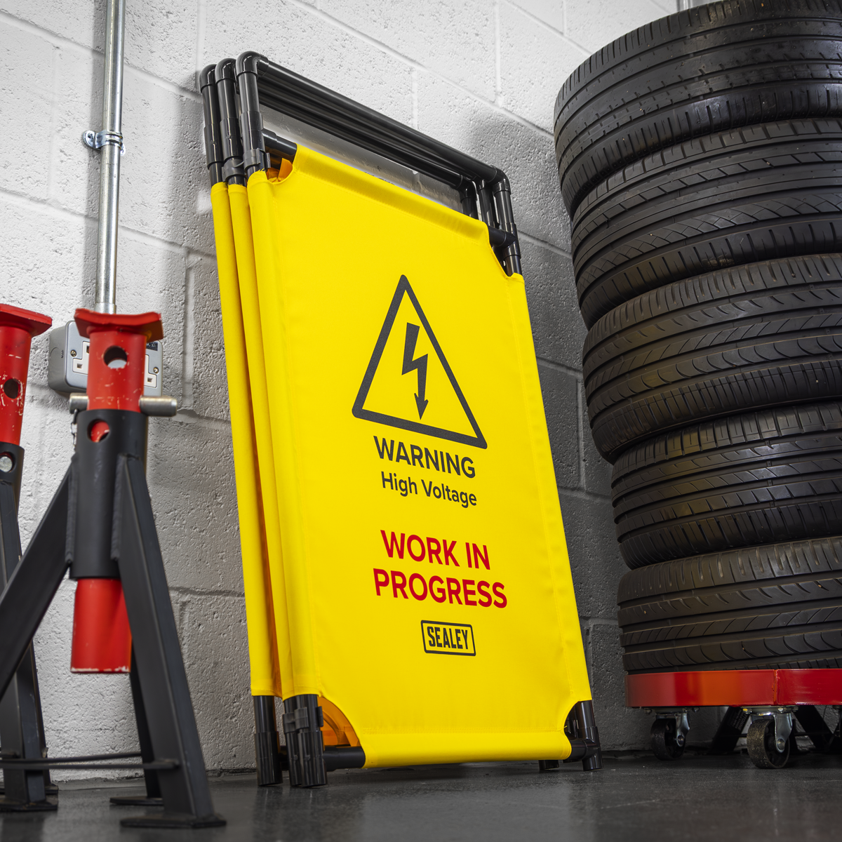 Folding Safety Barrier for Hybrid/Electric Vehicles EV20