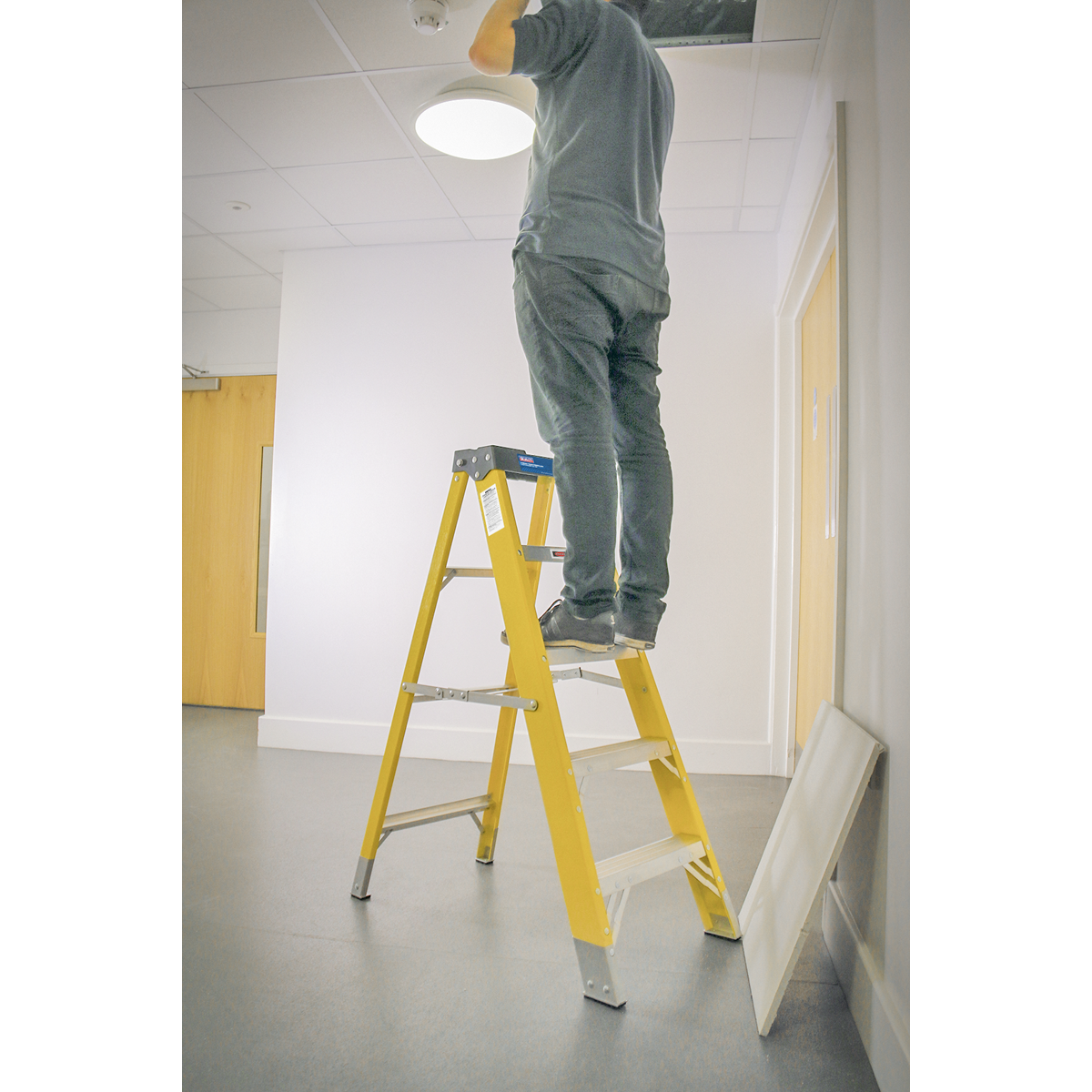 Fibreglass Step Ladder 4-Tread - EN 131 FSL5