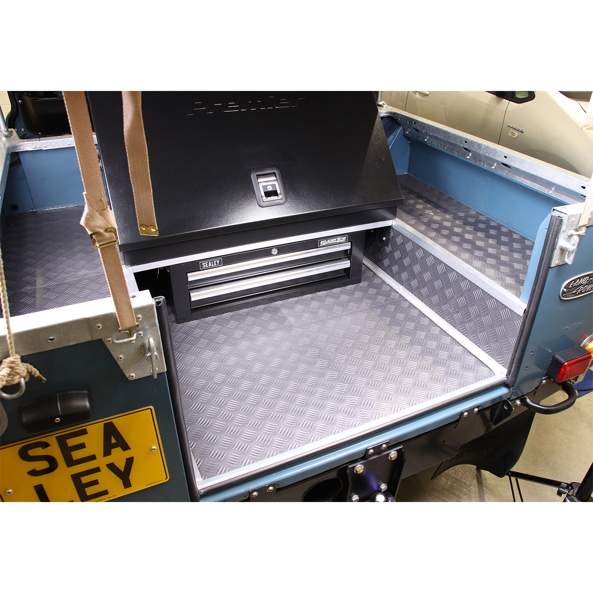 Vinyl Floor Tile with Peel & Stick Backing Silver Treadplate Pack of 16 FT1S