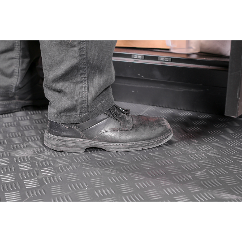 Vinyl Floor Tile with Peel & Stick Backing Silver Treadplate Pack of 16 FT1S