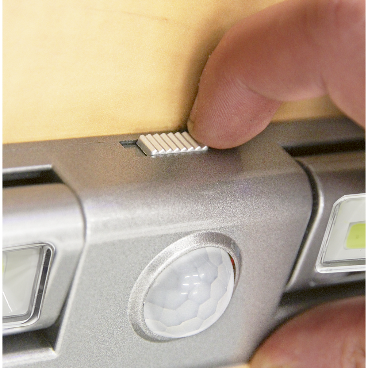 Auto Light with PIR Sensor 1W COB LED GL93