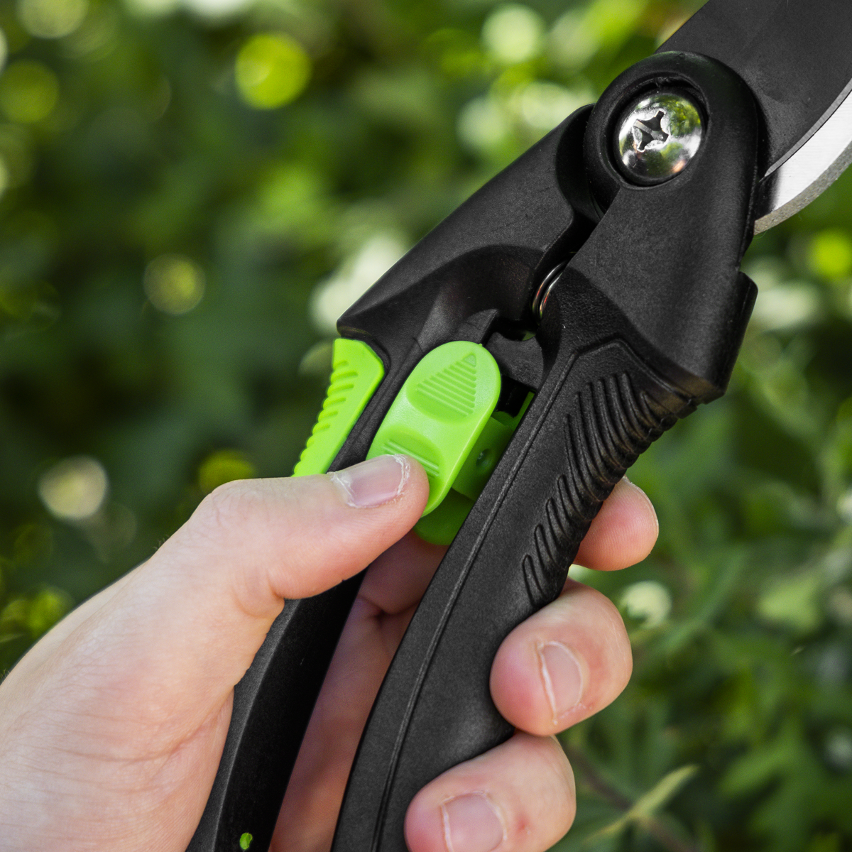 Bypass Secateurs with Soft Grip Handle, Safety Lock & Carbon Steel Blade GTSG001