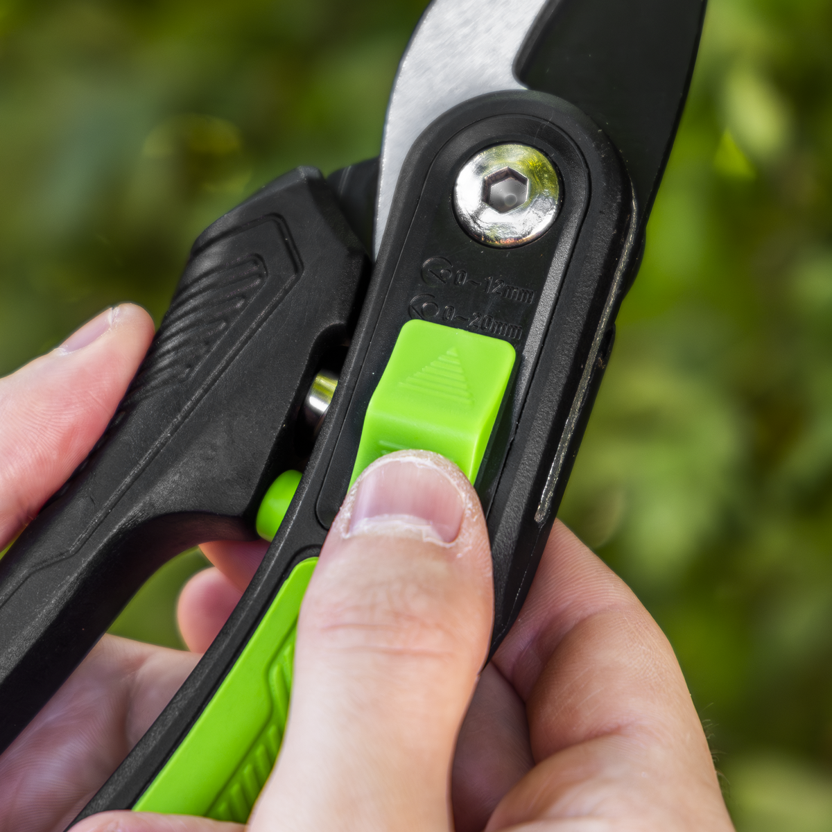 Bypass Secateurs with Soft Grip Handle, 3-Stage Safety Lock & Carbon Steel Blade GTSG004