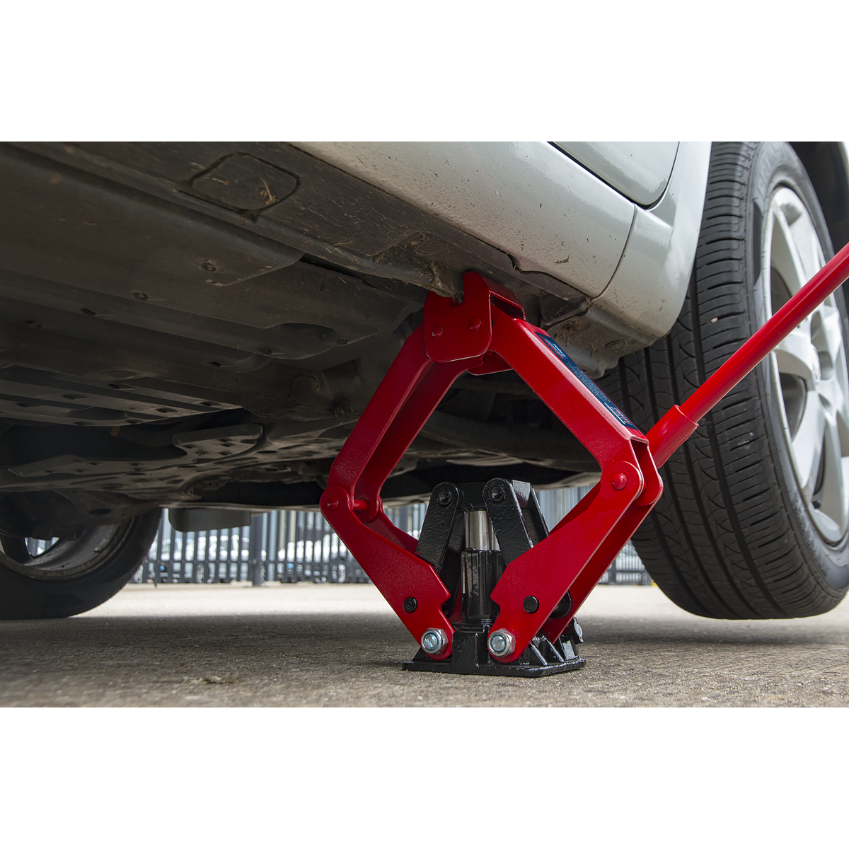 Hydraulic Scissor Jack 700kg Capacity HSJ07